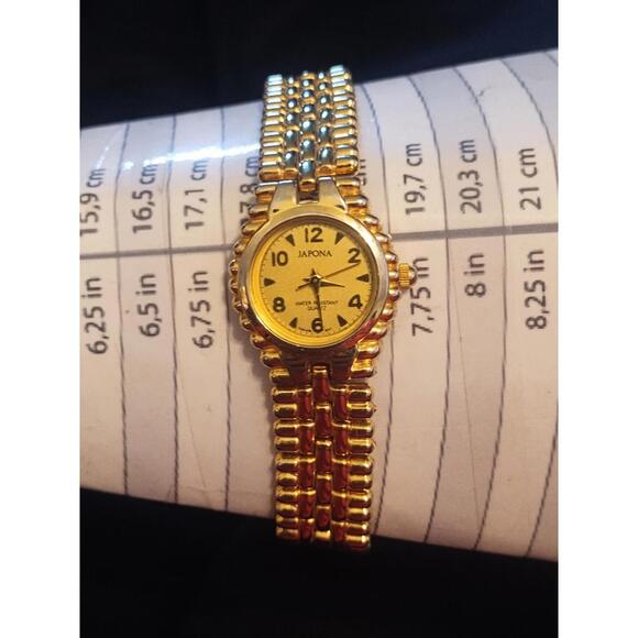 Accessories - Vintage Japona Quartz watch with new battery